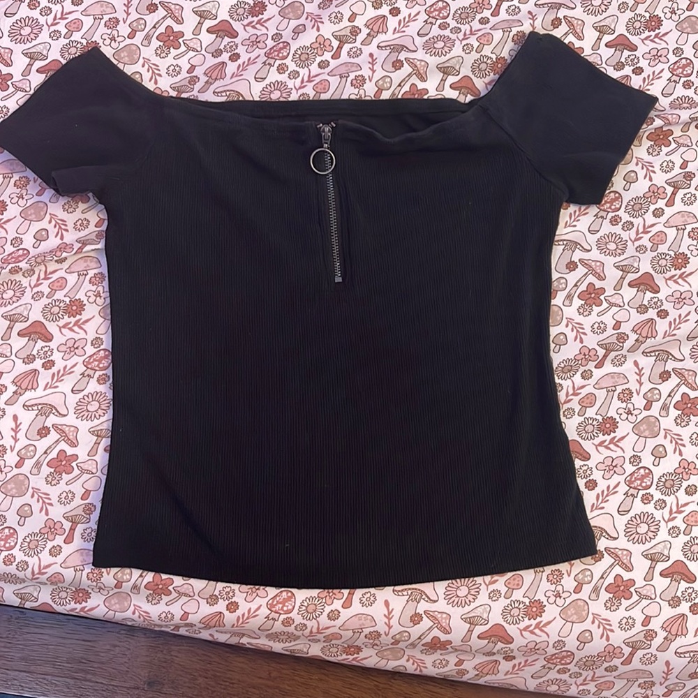 Aeropostale black slight off shoulder crop top with small zipper